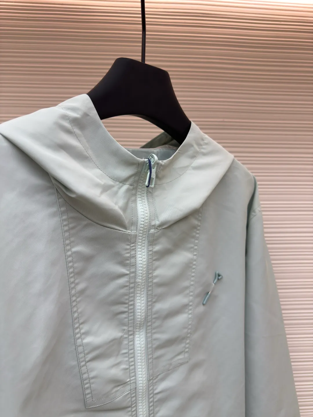 LOUIS VUITTON double-sided windproof pin jacket ●Authentic product: purchased and developed for 22800 ●Item number: 1680473-C55 ●Fabric: polyester fiber fabric ●Technology: jacquard ●Version: fitted version ●Weight: about 565 grams ●Size: 44-46-48-50 ●Description: The solid color fabric is made of nylon encrypted matt twill fabric, and the jacquard fabric on the other side is made of 50D nylon yarn-dyed jacquard fabric. The solid color front panel is laser-burned, hand-made of white copper, with a triangle pin with logo and glossy finish. The front panel pocket uses a hardware keychain to hang a folding clothing tag, and the jacquard letters on the front chest placket are made of single-piece flowing pure It is cut by hand to restore the flower, and all the pieces are numbered. The pockets are also cut with the restored flower number. The fabric is relatively light and silky, and it takes time to cut accurately. The front and center are equipped with a double-circulation puller 5# orbital zipper. The hem and the hood are worn with spiral elastic ropes with ring anti-slip buckles, square pig nose buckles with logo, and all holes are punched with hardware and logo on the cloth-colored cornrows.